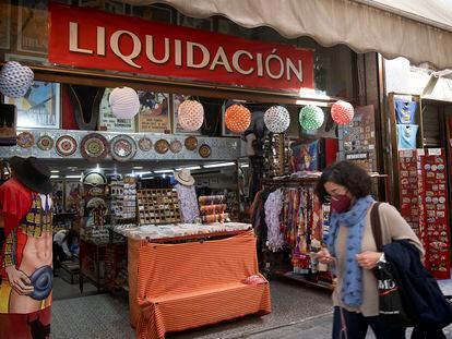 Tienda de souvenirs adornada con farolillos de feria en el centro de Sevilla.