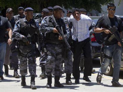 El narcotraficante Antonio Bonfim Lopez, alias 'Nem' (segundo a la derecha).