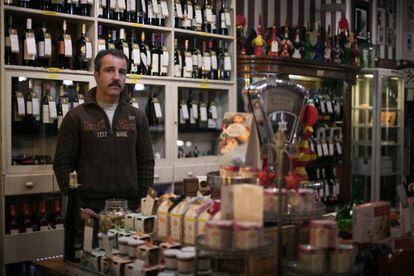 Carlos Armengol en su negocio de productos portugueses en Poblenou
