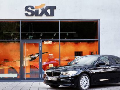 Oficina y coche de Sixt.