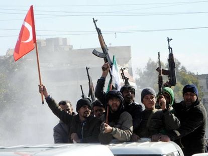 Miembros del Ej&eacute;rcito Libre Sirio (ELS) circulan junto a tropas turcas en la ciudad siria de Azez, cerca de la frontera con Turqu&iacute;a, este viernes. Fuerzas del ELS han atacado posiciones de las YPG en Afrin dentro de la ofensiva turca contra el cant&oacute;n kurdo-sirio.