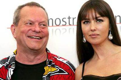 El director de cine Terry Gilliam y la actriz Mónica Bellucci, ayer en Venecia.