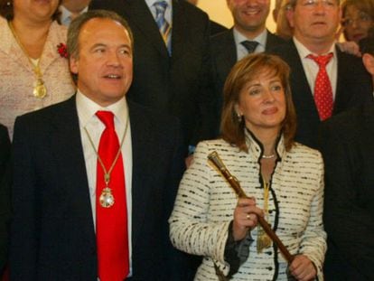 Los exalcaldes Pilar Sánchez y Pedro Pacheco (corbata roja), en 2005.
