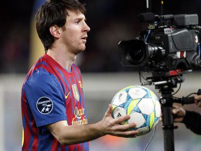 Leo Messi, con el bal&oacute;n al final del partido ante el Bayer Leverkusen 