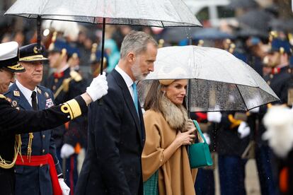 Los Reyes de España participan en una ofrenda floral ante el Monumento Nacional en el marco de su visita de Estado a los Países Bajos, este miércoles, Plaza Dam de Ámsterdam.