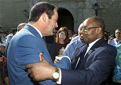 José Bono, presidente de Castilla-La Mancha, saluda al líder de la oposición guineana, Severo Moto.