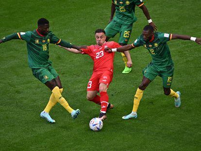 Shaqiri en una jugada durante el partido Suiza - Camerún este jueves.