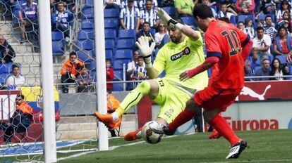 Messi marca su  gol al Espanyol.