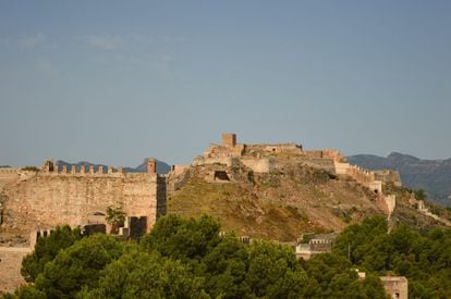 Sagunto es parada obligatoria para valencianos y foráneos, en especial por su impresionante castillo, pero también por su teatro romano. El primero, Monumento Nacional desde 1931, ha sido testigo de las diferentes culturas que lo han habitado: romanos, visigodos, árabes y cristianos. El segundo, construido en el año 50 después de Cristo y protagonista de una polémica rehabilitación a comienzos de la década de los noventa del pasado siglo, acoge cada verano el festival Sagunt a Escena. <br><br> <i>A 40 minutos en coche o en tren desde la ciudad de Valencia.</i>