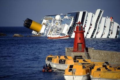 Vista del crucero 'Costa Concordia' escorado cerca de la isla de Giglio, en la costa italiana.