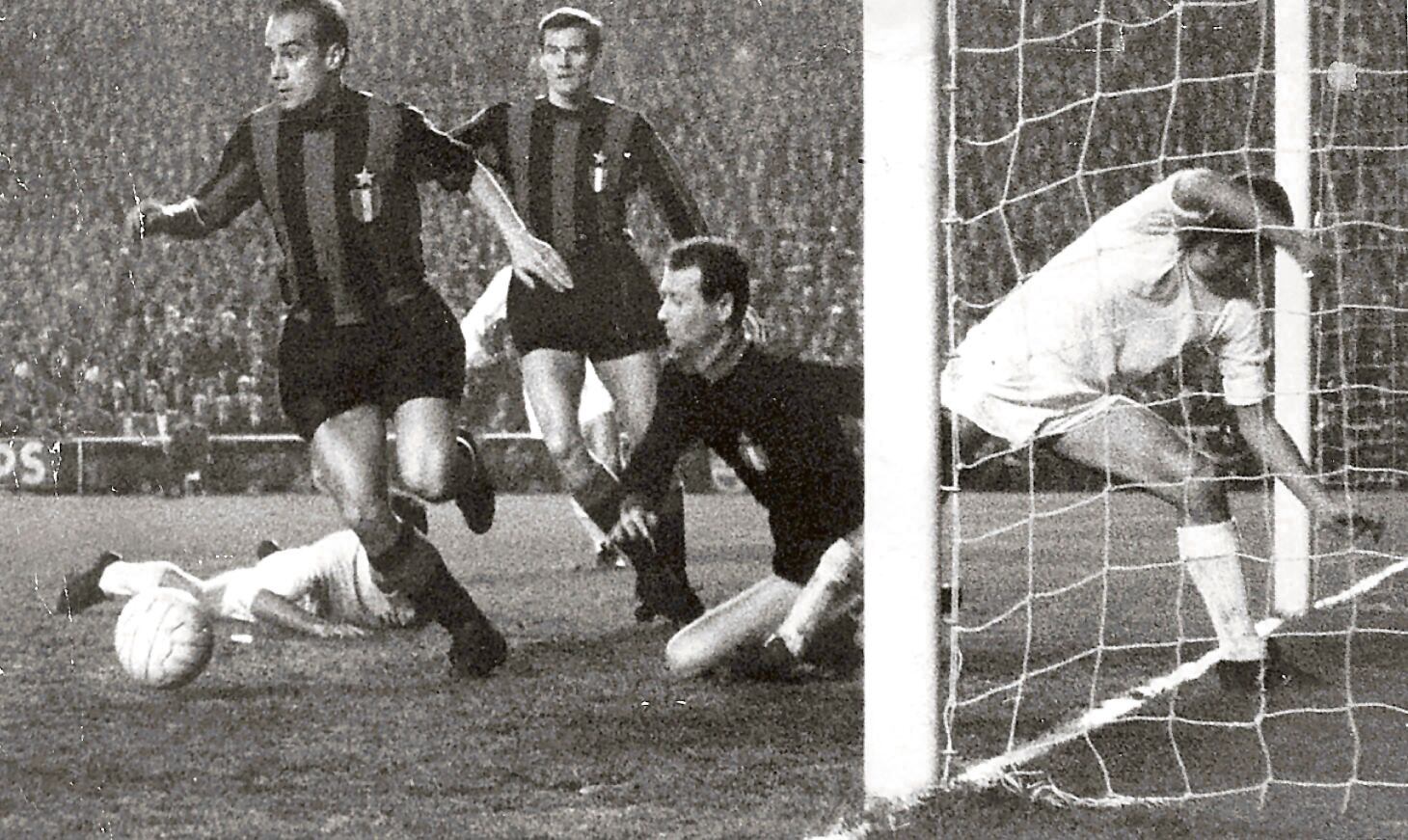 Luis Suárez durante un partido con el Inter de Milán contra el Real Madrid, en el año 1964. 