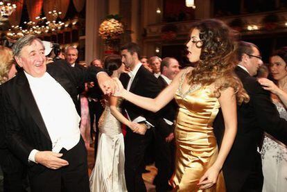 La joven marroquí Karima El Mahroug, conocida como Ruby Robacorazones tras ser relacionada con Silvio Berlusconi, en un momento del baile de la Ópera de Viena, junto a Richard Lugner, el empresario de la construcción austriaco que la invitó.