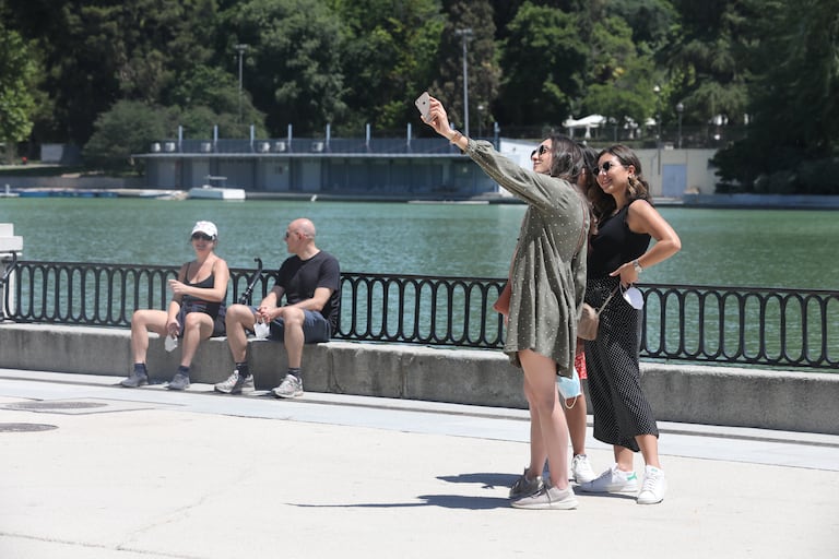 Varias jóvenes se hacen una foto en el parque de El Retiro, en Madrid, este jueves.