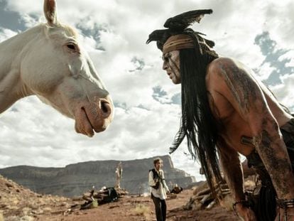 El caballo Silver y el indio Tonto, al que da vida Johnny Depp, en una imagen de 'El llanero solitario'.