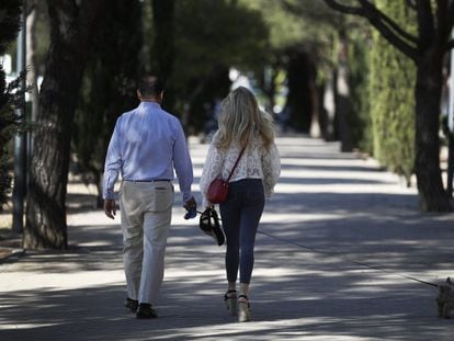 Una pareja pasea a su mascota en Madrid.