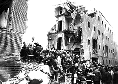 Bomberos y voluntarios, en tareas de desescombro tras el atentado de ETA en Zaragoza, el 11 de diciembre de 1987. 