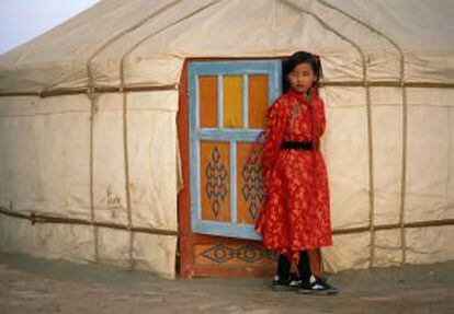 Una niña sale de una yurta, tienda tradicional de los nómadas de Mongolia.