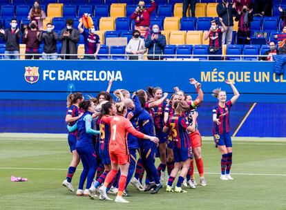 L'equip femení del Barça celebra la victòria de les semifinals de la Champions League contra el Paris Saint-Germain.