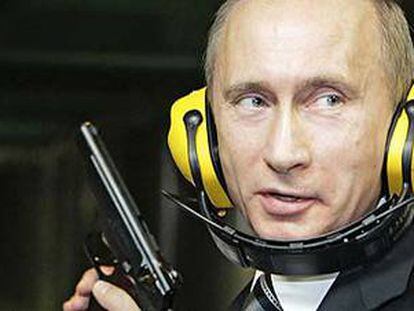 El presidente ruso, Vladímir Putin, en una galería de tiro de la policía de Moscú el pasado viernes.