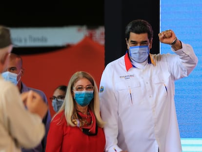 El presidente de Venezuela, Nicolás Maduro, acompañado de la primera dama, Cilia Flores, en Caracas.