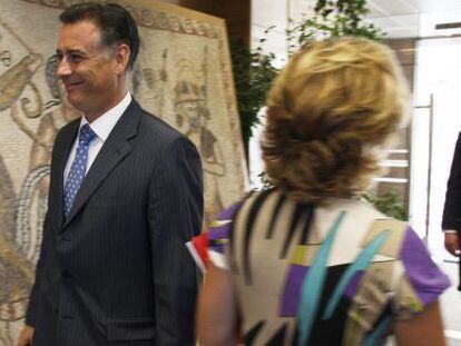 Alberto L&oacute;pez Viejo se cruza con Esperanza Aguirre, en 2009 en la Asamblea de Madrid. 
