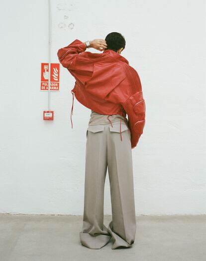 El actor posa con una chaqueta de cuero de Palomo Spain, camiseta y pantalones de Louis Vuitton. También lleva el reloj Santos de acero y una sortija Écrou de oro blanco, todo de Cartier.