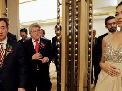 Wang Jianlin, presidente de Dalian Wanda, junto a Enrique Cerezo, presidente del Atletico Madrid, en Pek&iacute;n en 2015.