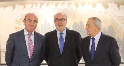 De izquierda a derecha, Luis de Guindos, Pedro Solbes y Carlos Solchaga, durante su debate en EL PAÍS EN 2015.