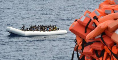 Una barcaza cargada de migrantes y refugiados en el Mediterr&aacute;neo.