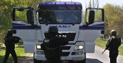 Soldados del Ejército ucranio inspeccionan un camión, ayer a las afueras de Slaviansk, en el este del país.