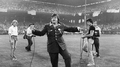 El locutor Steve Dahl, vestido de militar, se dirige a la multitud en el Disco Demolition Night. Fue el 12 de julio de de 1979 en Comiskey Park, Chicago. Unos minutos después se desató la histeria.