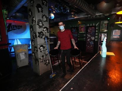 David, propietario del Mongo Bar, limpiando el local tras más de un mes de cierre.