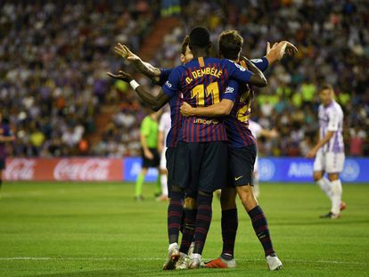 Los jugadores del Barcelona celebran el gol con Dembélé. 