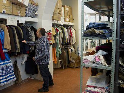 El almac&eacute;n del centro de acogida San Juan de Dios con la ropa que llega desde el aeropuerto de M&aacute;laga. 