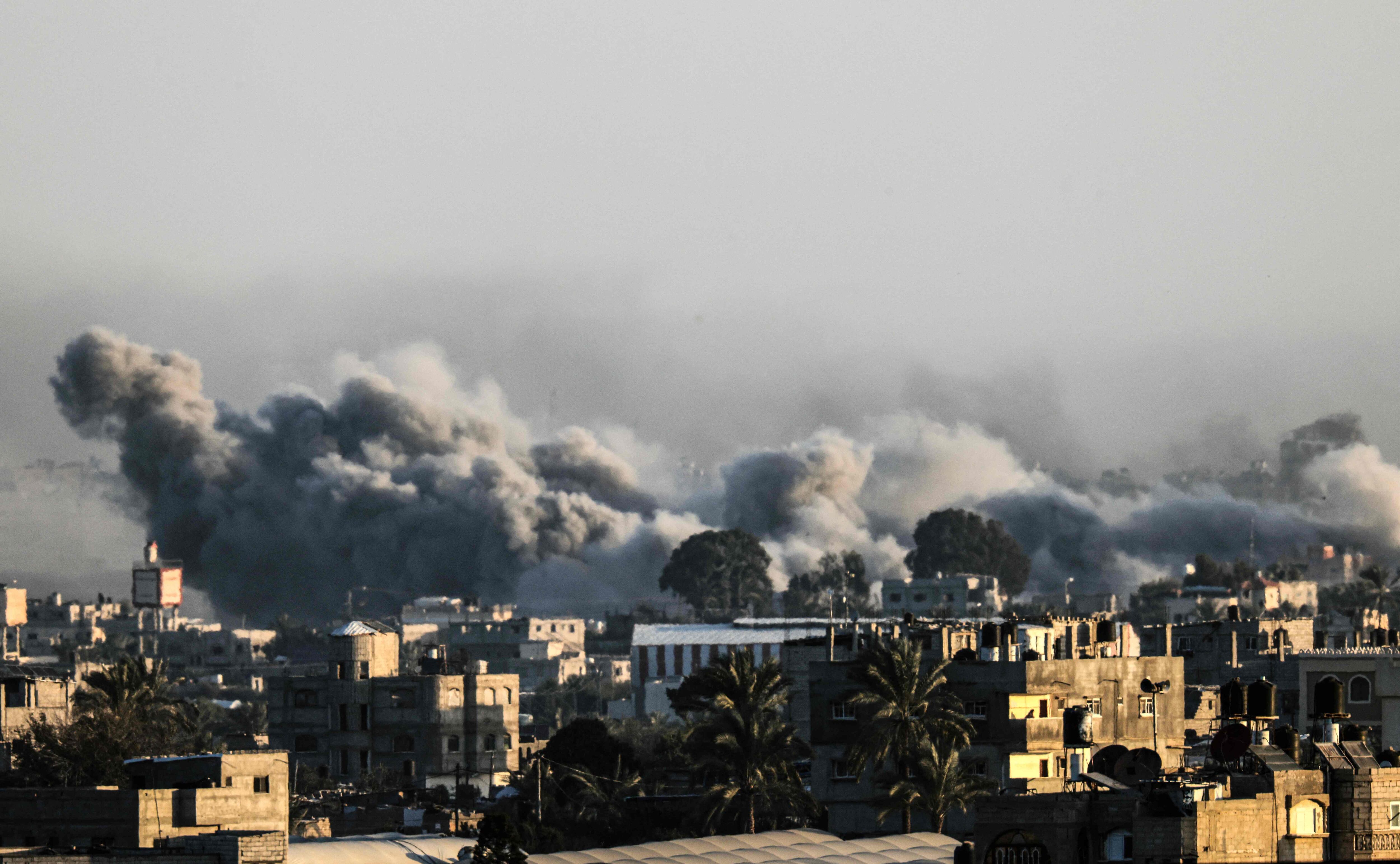 Varias columnas de humo, este lunes en Jan Yunis tras un bombardeo israelí.
