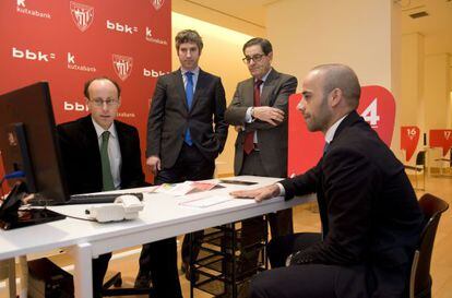 De pie, Josu Urrutia, a la izquierda, junto a Mario Fernández.