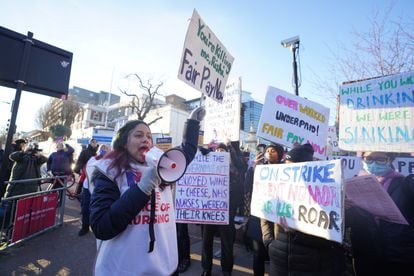 Protestas de enfermeros y enfermeras del Reino Unido, en huelga por su reclamación de subida salarial, el pasado 18 de enero en Londres