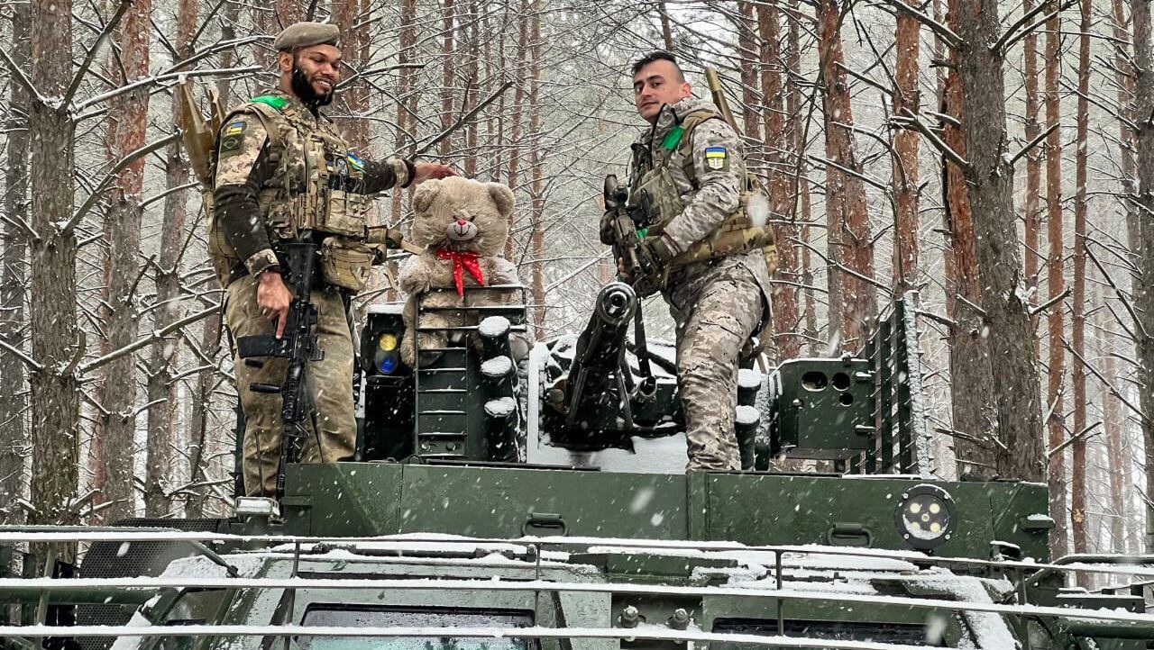 Fabián Coy (derecha) posaba junto a uno de sus compañeros de su unidad de la Legión Internacional, en el este de Ucrania, en una imagen cedida.