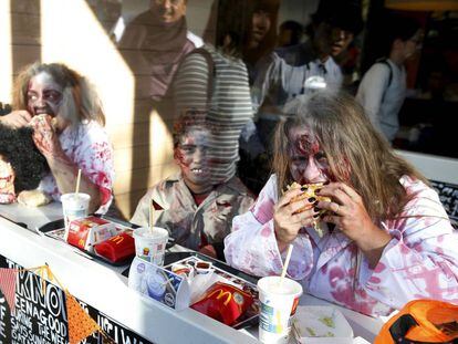 Unos 'zombis' comen una hamburguesa en un local de Nueva York.