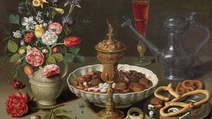 Bodegón con flores, copa de plata dorada, almendras, frutos secos, dulces, panecillos, vino y jarra de peltre, 1611, de Clara Peeters.