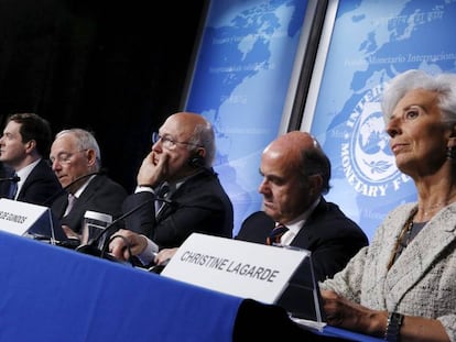 &Aacute;ngel Gurr&iacute;a, segundo por la izquierda, con los ministros del G5 y Christine Lagarde, este jueves en Washington.