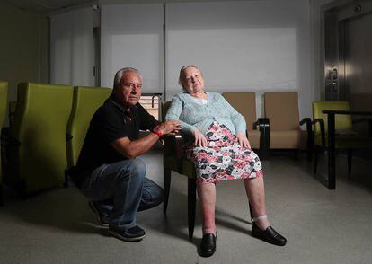 José Ruiz, de 70 años, con su madre Josefa López Flores, de 95. Las cuotas de 2.350 euros al mes por una residencia absorbieron parte de los ahorros de toda una vida.