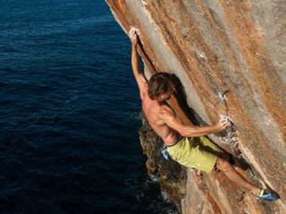 Chris Sharma escalando en los acantilados de la costa oeste de Mallorca, cerca de Sóller.