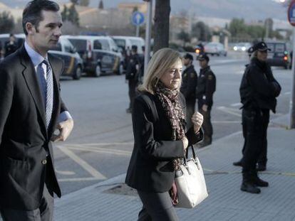 LLegada de la infanta Cristina y de Iñaki Urdangarín a la sala.