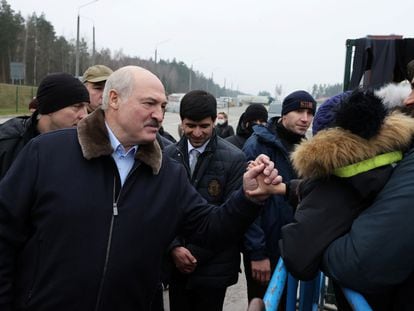 El líder bielorruso Aleksndr Lukashenko durante una visita a un centro de migrantes en la frontera entre Bielorrusia y Polonia la semana pasada.