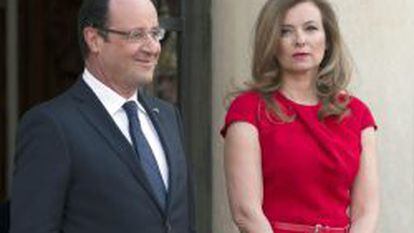 Imagen de archivo del presidente de Francia, Francois Hollande, junto a Valerie Trierweiler en Par&iacute;s. EFE/EPA/IAN LANGSDON