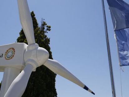 Una replica de un molino de viento de la empresa de energ&iacute;as renovables Gamesa. 