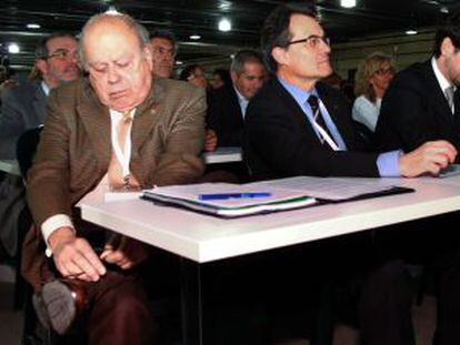 Jordi Pujol, se ata un zapato, junto a Artur Mas y Oriol Pujol, su hijo
