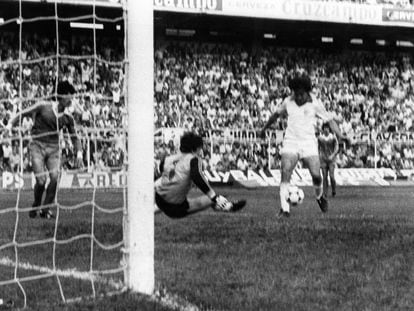 Bertoni supera a Arconada en el 1-0 del Sevilla-Real de 1980, en el estadio Sánchez Pizjuán.
