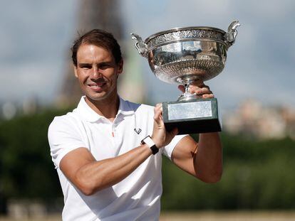 Rafael Nadal levanta este lunes en París su decimocuarto trofeo de Roland Garros.